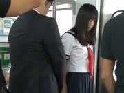 電車痴漢の中で学生の女の子